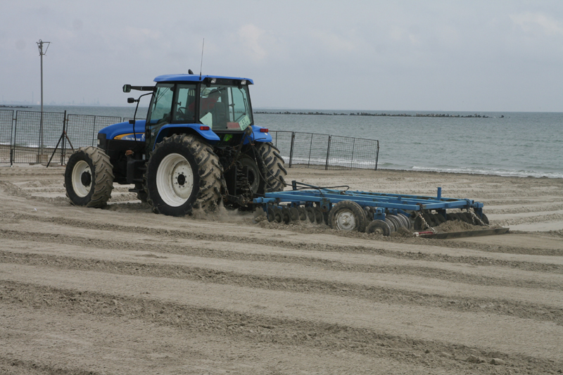A început pregătirea plajelor pentru sezonul estival - tractorplajadadl3-1428591541.jpg
