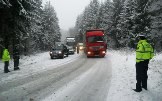 Infotrafic / Două drumuri naționale blocate și altele cu restricții din cauza zăpezii - trafic-1329558115.jpg