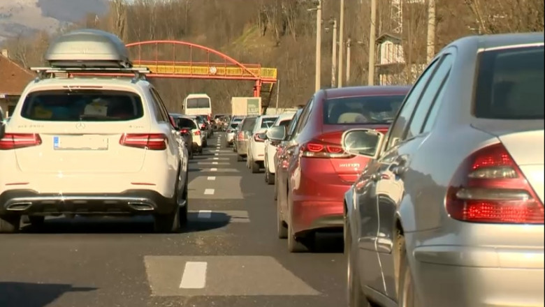 DN1, aproape blocat. Coloanele de mașini se întind pe distanțe mari între Brașov și Ploiești - trafic-1609687921.jpg