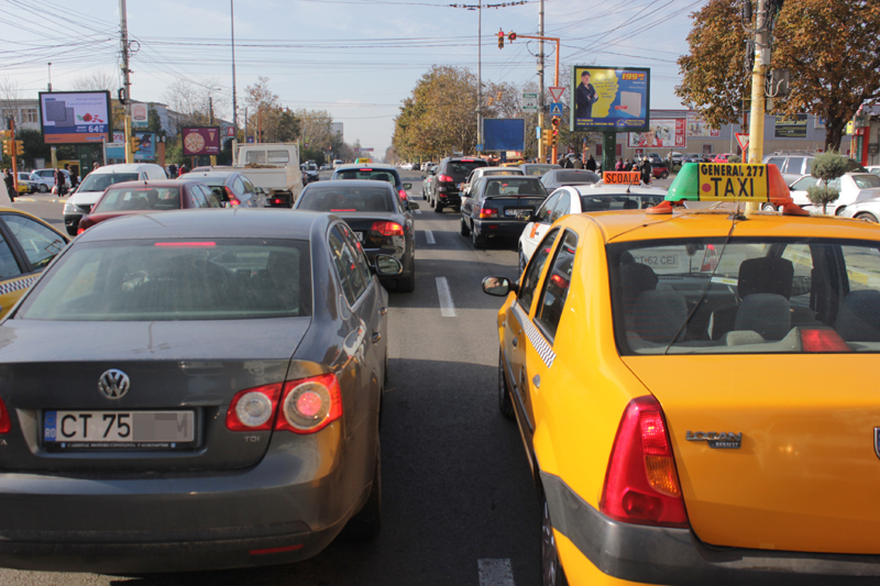 Înmatricularea mașinilor pe bandă rulantă continuă la Constanța - traficcopy-1352991040.jpg