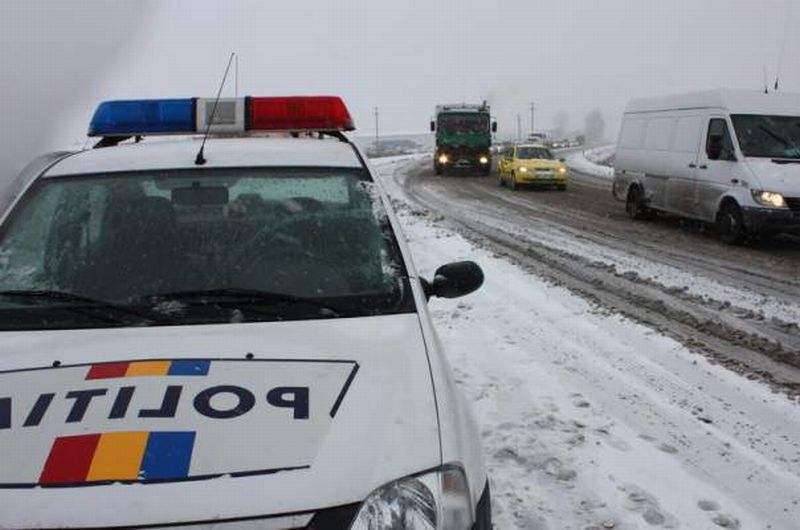 Autocisternă plină cu motorină, răsturnată într-un șanț de pe marginea drumului - traficiarnazapada-1516107728.jpg