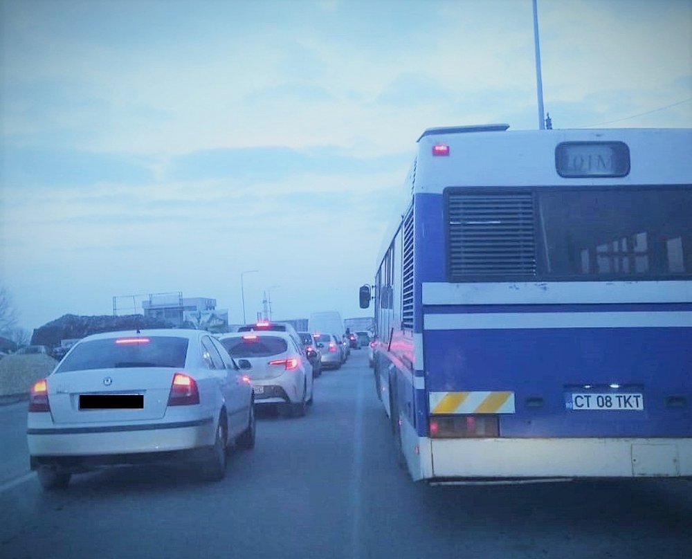 Trafic îngreunat pe bulevardul Aurel Vlaicu. Autobuzele ajung cu întârzieri în staţie - traficingreunatctbus-1614063445.jpg