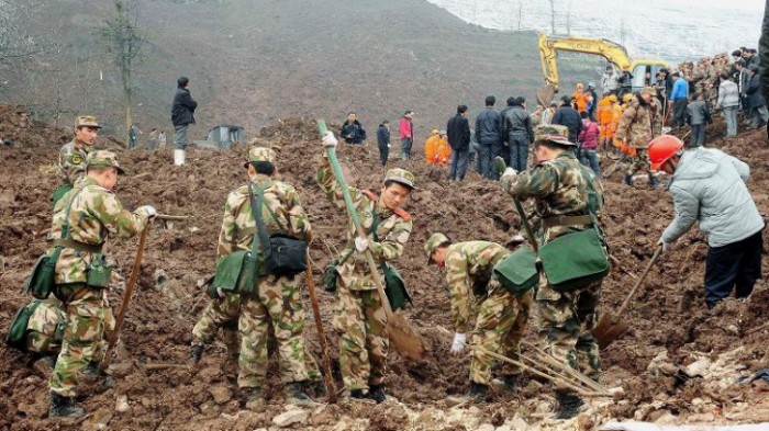 Tragedie! Aproximativ 40 de persoane au fost îngroptate de vii, din cauza unei alunecări de teren - tragedieinchinazecideoameniingro-1373462870.jpg