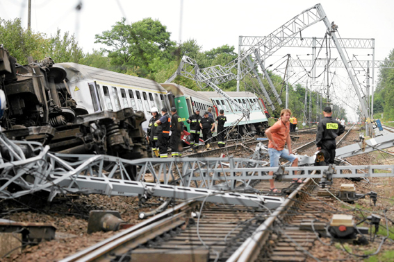 Șef de gară inculpat  pentru tragedia feroviară din Polonia - tragedietrenpolonia-1331045050.jpg