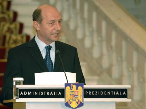 Traian Băsescu: Declarațiile politicienilor din coaliția de guvernare cu referire la măriri fac rău României și crează neîncredere - traianbasescu-1312913955.jpg