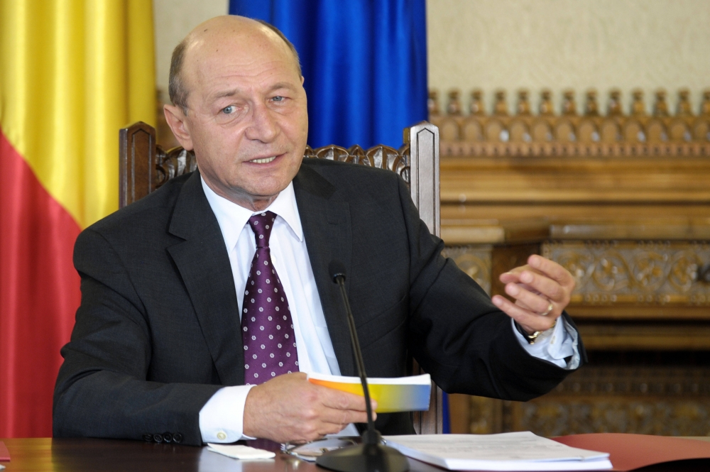 Băsescu a semnat petiția Partidului Mișcarea Populară pentru respingerea taxei suplimentare la carburant - traianbasescu073f28ecf906-1394795071.jpg