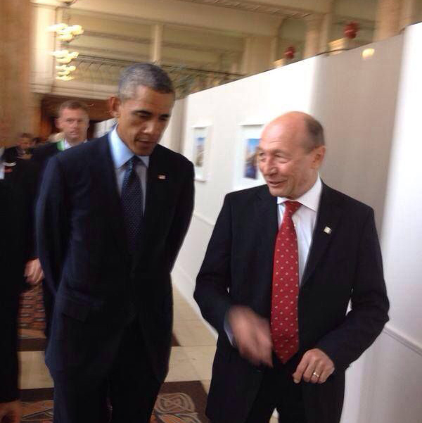Traian Băsescu, discuții cu Barack Obama la Summitul NATO - traianbasescudiscutiicuobaman-1409937277.jpg