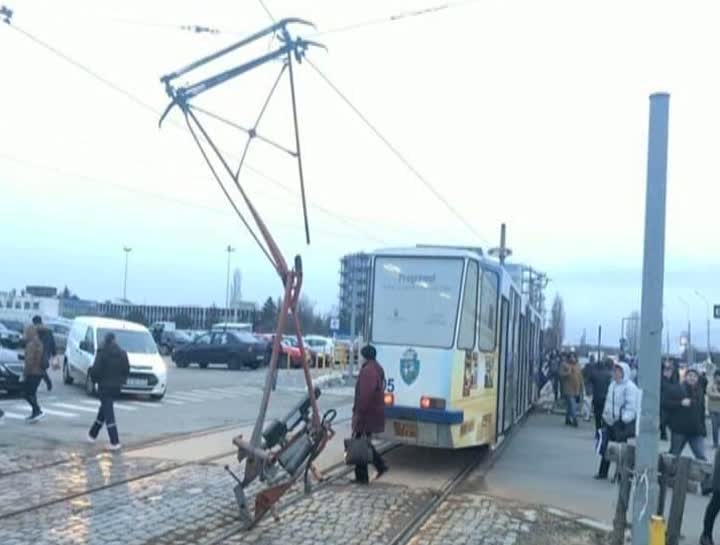 Un tramvai plin cu călători s-a dezmembrat în mers - tramvai23706100-1550059234.jpg