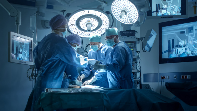 Chirurgii din SUA au transplantat pentru prima dată un rinichi de porc la un om, iar organul nu a fost respins - transplant-1634739248.jpg