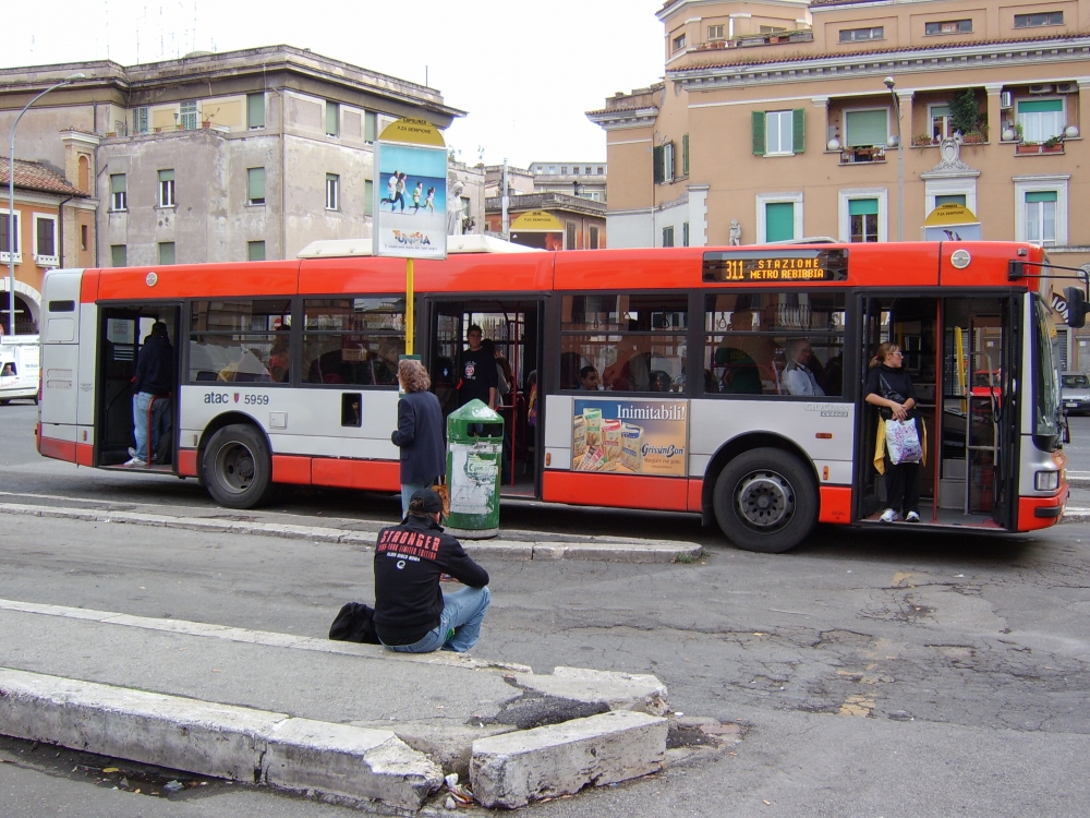 Un primar din Italia vrea autobuze separate pentru ROMI - trasport-1414305884.jpg