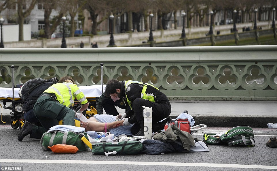 Bilanțul atentatului din Londra crește. UN MORT și MULȚI RĂNIȚI - trei-1490201361.jpg
