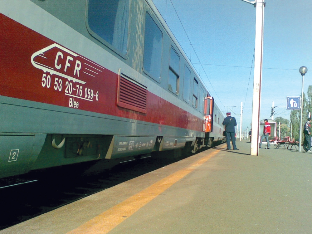 CFR suplimentează, astăzi, numărul de trenuri pe ruta București-Mangalia - tren-1376660084.jpg