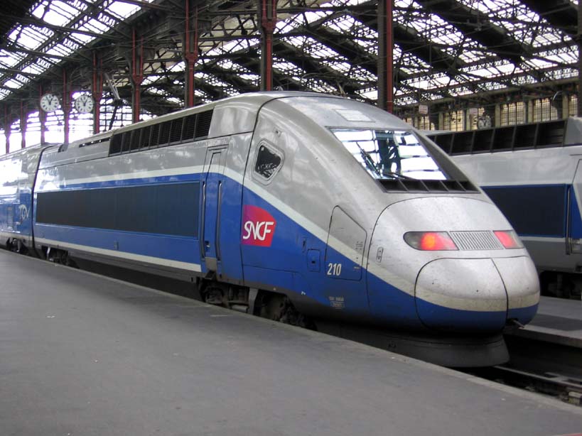 Primul tren  de mare viteză Paris-Barcelona va circula de la 15 decembrie - tren-1385652067.jpg