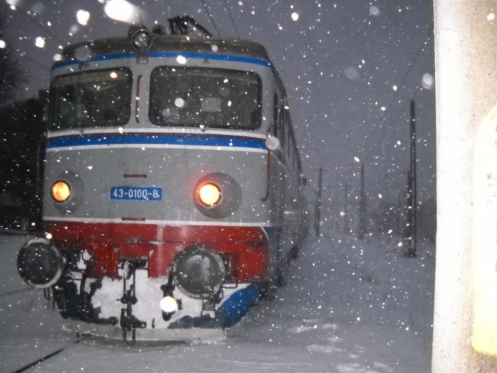 Pe magistrala București - Constanța trenurile circulă tractate doar cu locomotive Diesel - tren-1391013624.jpg