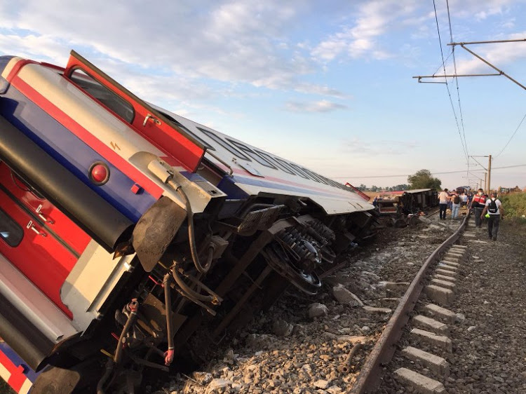 Cel puțin 17 persoane au murit și 120 au fost rănite după ce un tren a deraiat - tren-1540148630.jpg