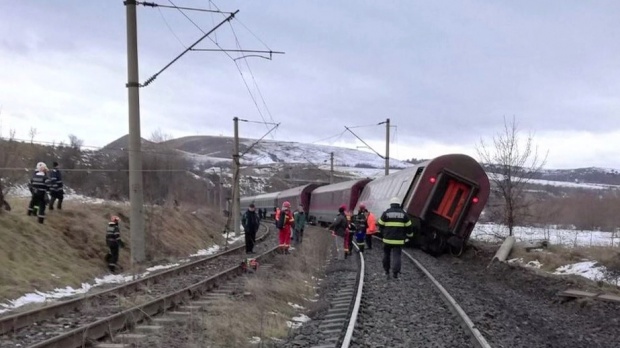 Trenul Constanța-Arad, în care se aflau aproximativ 120 de pasageri, A DERAIAT în județul Hunedoara. O persoană a fost rănită - tren-1545553581.jpg