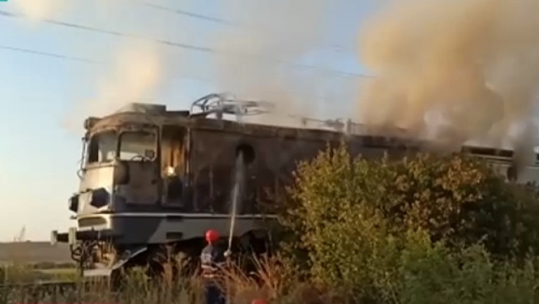 Locomotiva unui tren a luat foc în mers, în apropiere de Baia Mare. Călătorii s-au autoevacuat - tren-1642002406.jpg