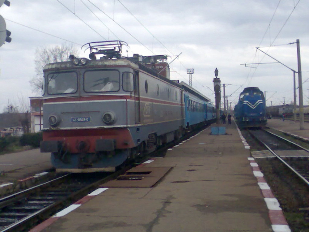 Mers de tren cadențat  pe ruta Constanța - Mangalia - tren1322060965-1354832077.jpg