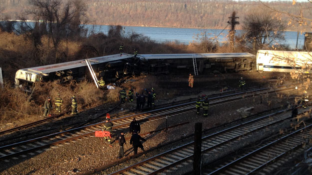 Ce spun anchetatorii despre trenul care a deraiat la New York - tren1385907763-1386058319.jpg