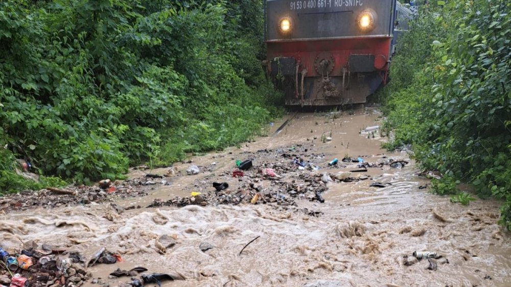 Trenuri blocate după ce linia de cale ferată a fost acoperită de apă, nisip și pietriș - trenblocataluviunipojoratacampul-1688569864.jpg
