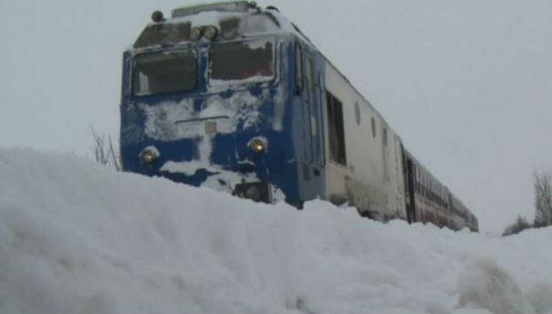 Trenurile circulă în condiții de iarnă. CURSE ANULATE! - trenblocatzapada465x390-1519728264.jpg