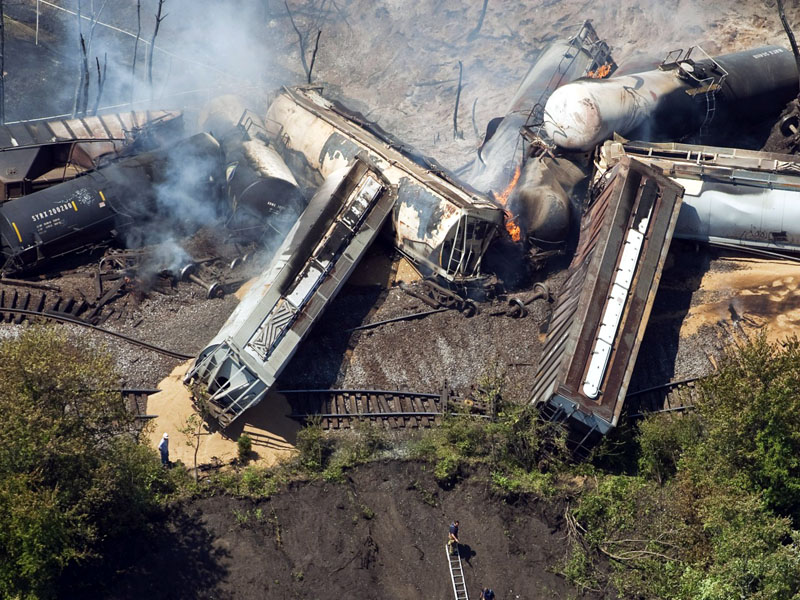 Tren încărcat cu substanțe periculoase, deraiat în Louisiana - trenderaiat-1375713538.jpg
