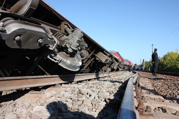 Tren de pasageri deraiat după ce a lovit un camion: un mort și trei răniți - trenderaiatcraiova2580xtibibolog-1411132833.jpg