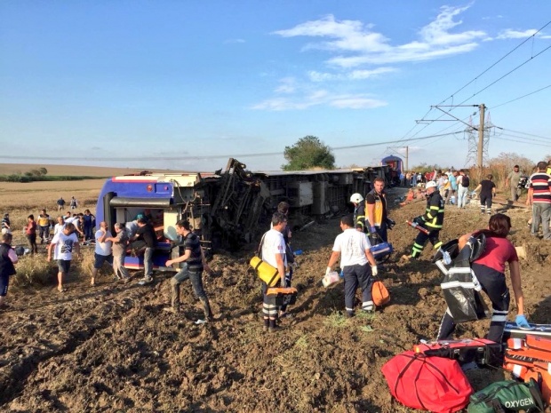 Tren deraiat în Turcia. 10 oameni au murit, cel puțin 70 sunt răniți - trenderaiatinturciacelputin13mor-1531119140.jpg