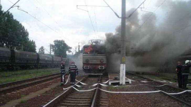 PERICOL DE EXPLOZIE! Locomotiva în flăcări, legată de o garnitură de cisterne cu gaz - trenlocomotivaincendiuflacari589-1500532651.jpg