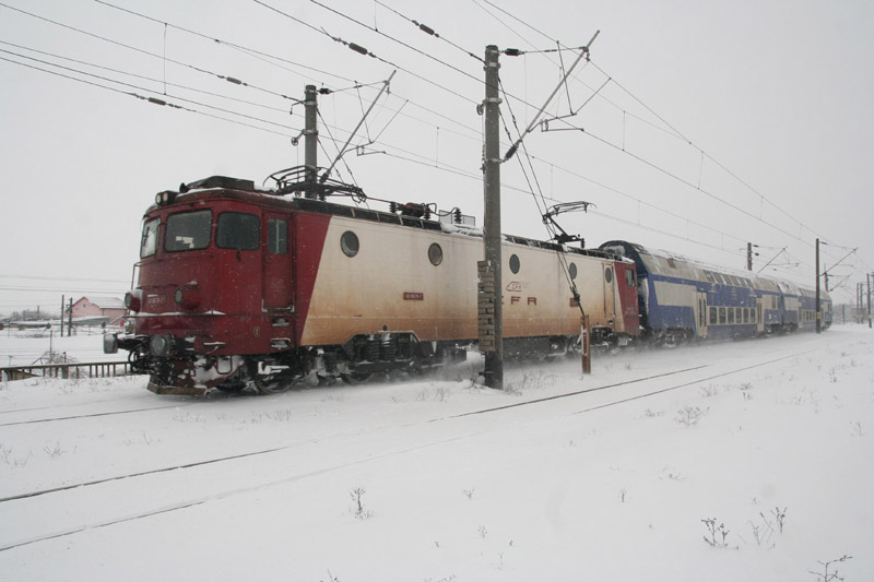 Trenurile au întârzieri mari. Pe ruta București- Constanța se circulă cu plug antemergător - trenzapada-1484136430.jpg