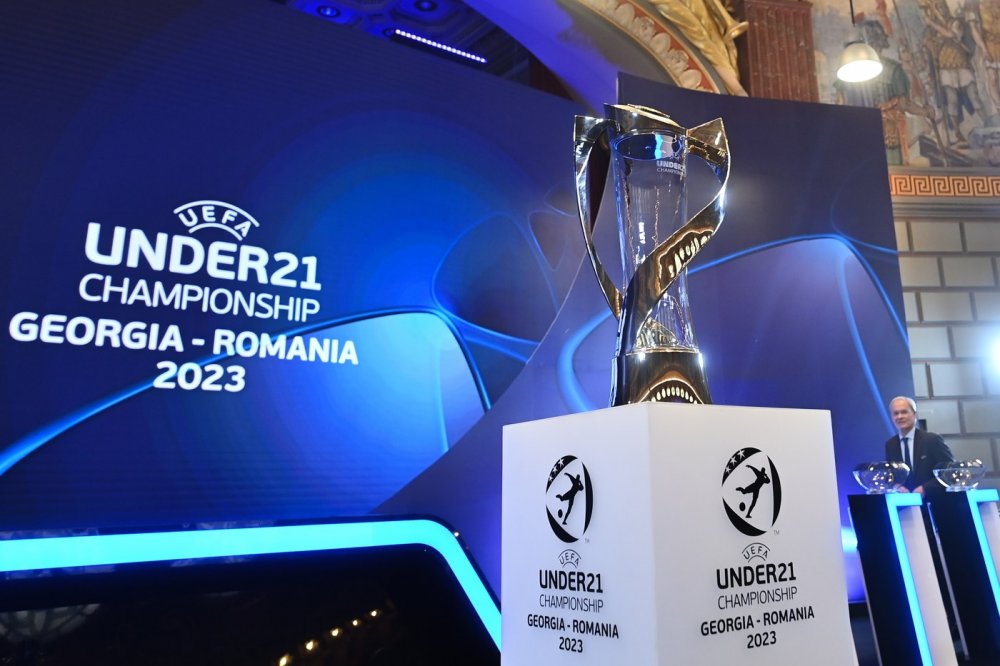 Suporterii fotbalului din București și Cluj-Napoca au admirat trofeul UEFA Under 21 Championship - trofeu-euro-1684327991.jpeg
