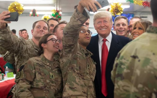 VIDEO / Donald Trump, vizită neașteptată la militarii americani din Irak. Președintele a explicat decizia de a retrage trupele din Siria - trrump-1545892665.jpg