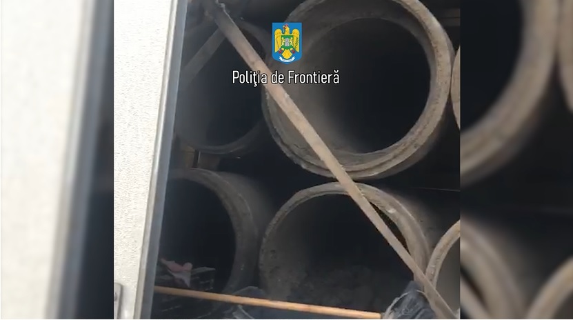 Camion plin cu tuburi de azbociment furate, descoperit de polițiștii de frontieră - tub-1678442887.jpg