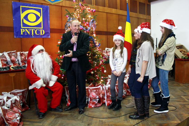Tudorel Chesoi l-a adus pe Moș Crăciun pentru copiii membrilor PNȚCD Constanța - tudorelchesoi-1387119716.jpg