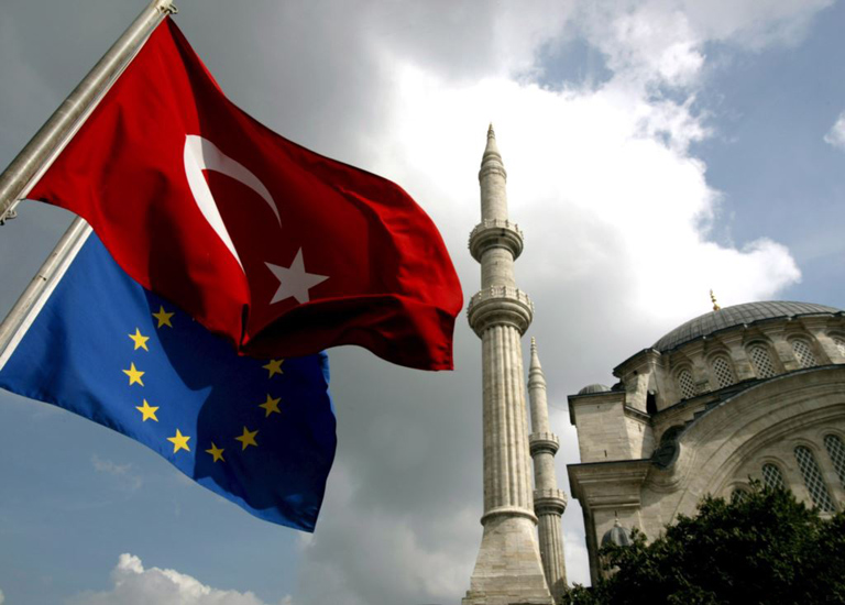 Turcia a semnat un acord cu Uniunea Europeană privind imigrația - turcia-1387206121.jpg