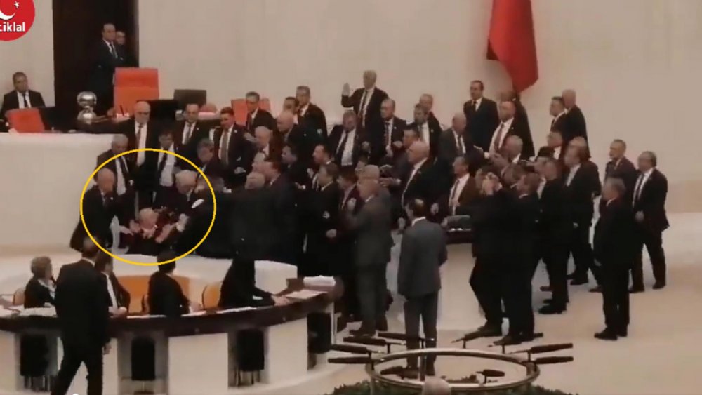 Bătaie în Parlamentul Turciei, un politician a ajuns la terapie intensivă. S-au bătut pe BUGET - turcia-1670347930.jpg