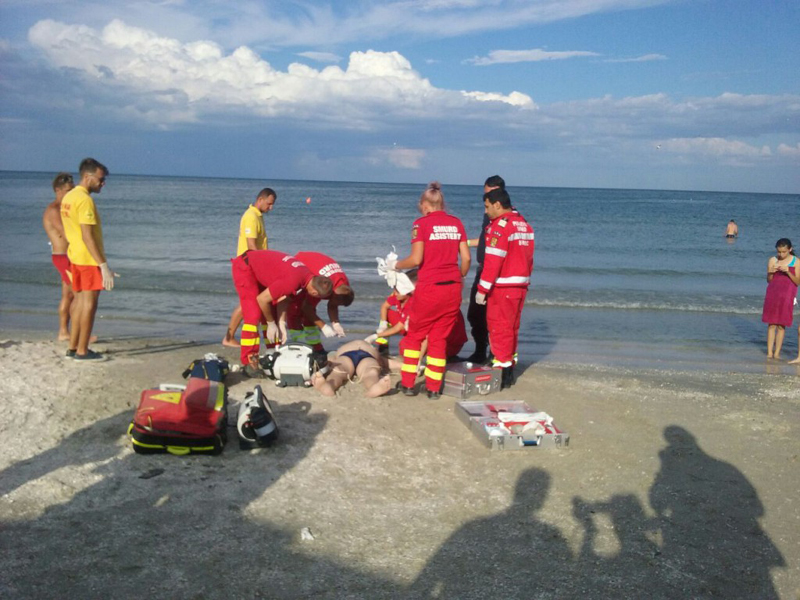 Turist înecat la Costinești, transportat cu elicopterul la spital - turist-1471539954.jpg