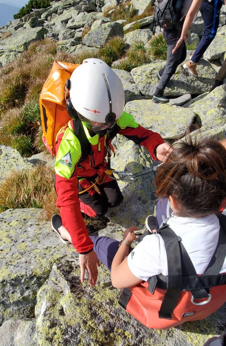 O turistă în espadrile, salvată cu elicopterul, după ce s-a accidentat la gleznă pe un traseu dificil - turista-1695567489.jpg