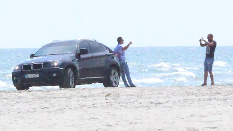 Turiștii sfidează autoritățile, cu mașinile pe plajă:  