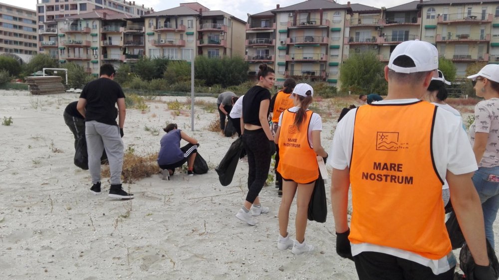 Turiștii pleacă, deșeurile rămân. Plajele din Constanța, pline de gunoaie - turistiitrecgunoaieleraman-1575320055.jpg