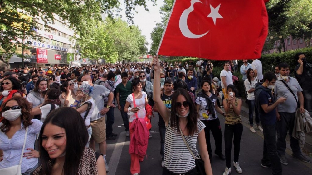 Mii de manifestanți denunță fraude la alegerile din Turcia - turkeyprotesthoro6e1370314887439-1396362148.jpg