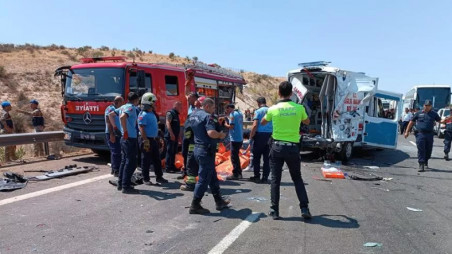 Accident cumplit! 15 morți și zeci de răniți, după o coliziune între o ambulanță și un autobuz - turkeyroadaccident-1660998530.jpg