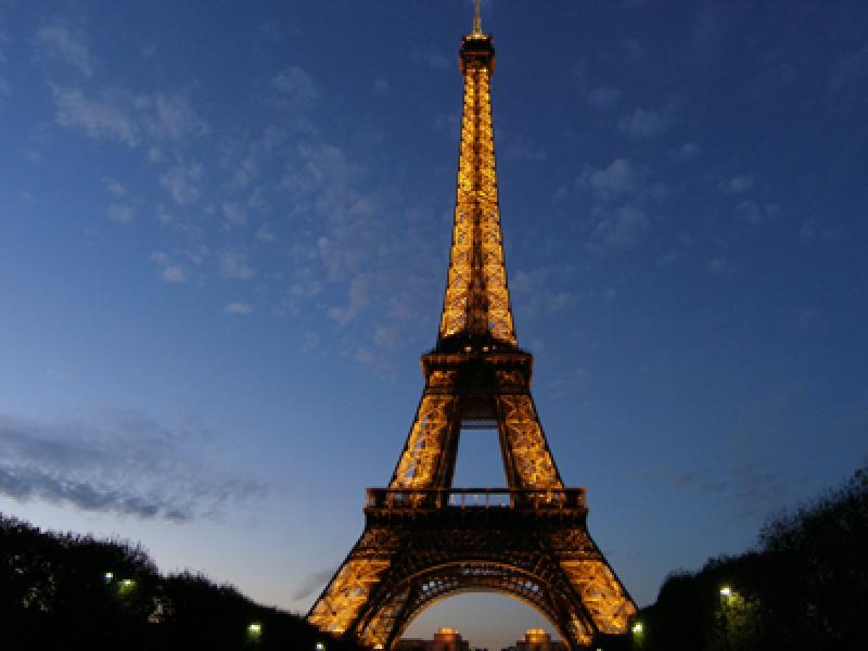Turnul Eiffel a fost EVACUAT în totalitate, din cauza unei ALERTE cu BOMBĂ - turnuleifelobiectiveturisticepar-1376120119.jpg