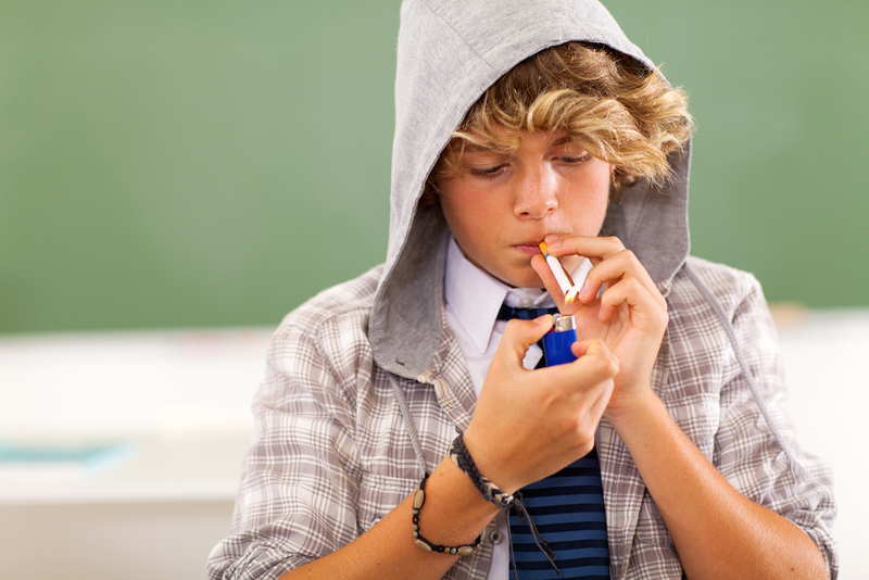 De mici, cu țigara în gură! Ce riscă adolescenții dependenți de nicotină - tutun-1437494343.jpg