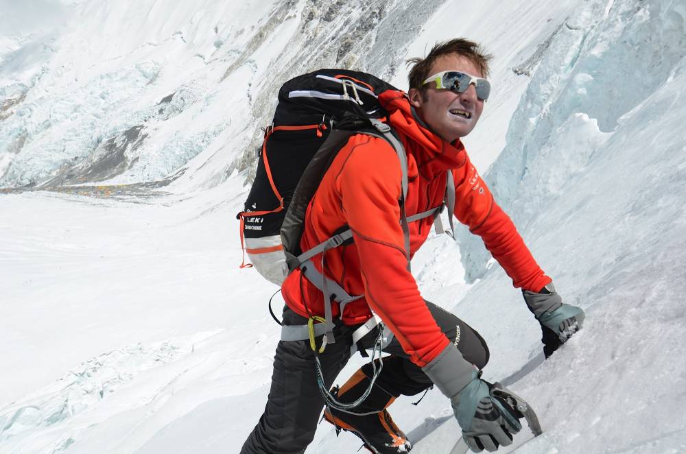 Un celebru alpinist elvețian a murit pe Muntele Everest - uelisteck-1493555056.jpg