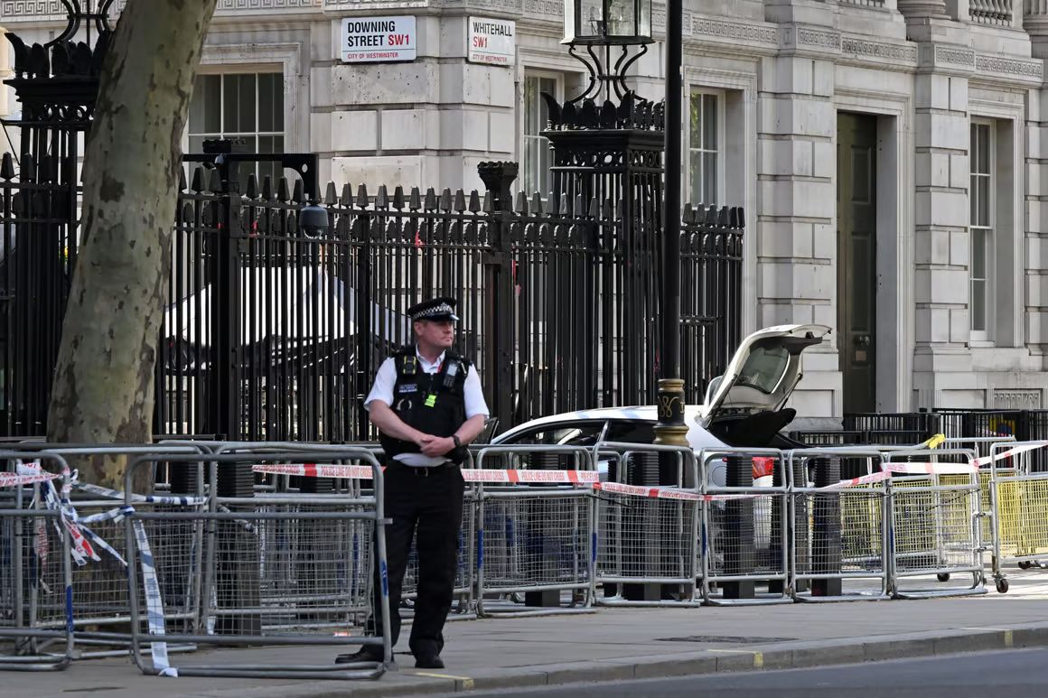Incident la reședința premierului britanic. O mașină a intrat în porțile de pe Downing Street - uk-1685033653.jpg
