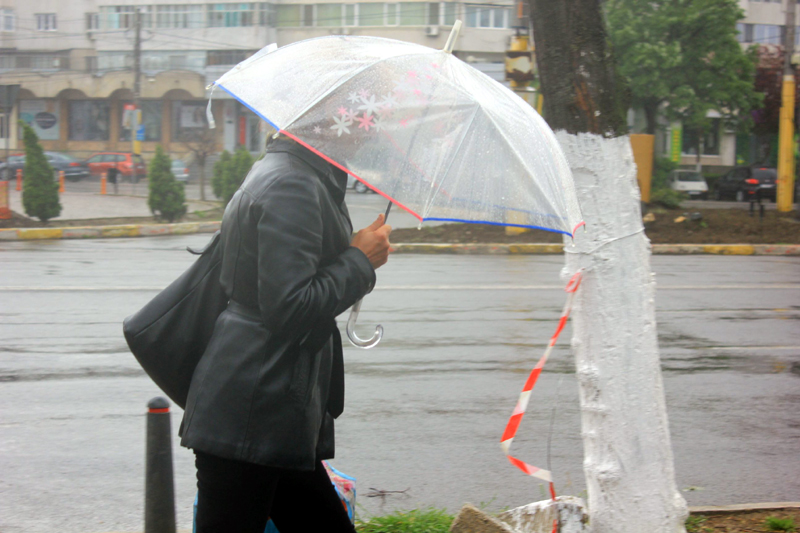 Ploi, vânt și frig, la Constanța - umbrelaploaie3-1508771326.jpg