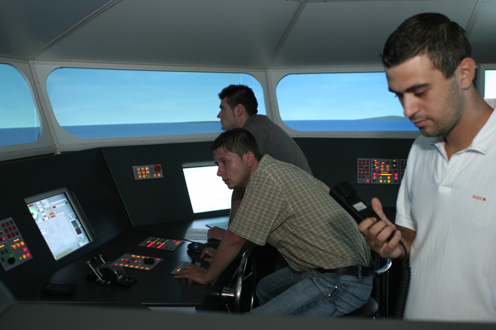 Navigatorii vor da examen pe simulator - umc-1362990856.jpg