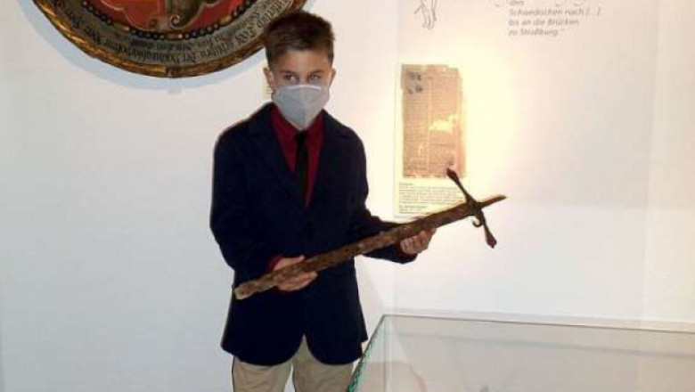 Un băiat din Germania a găsit o sabie istorică într-o pădure - unbaiatdingermania-1623245766.jpg