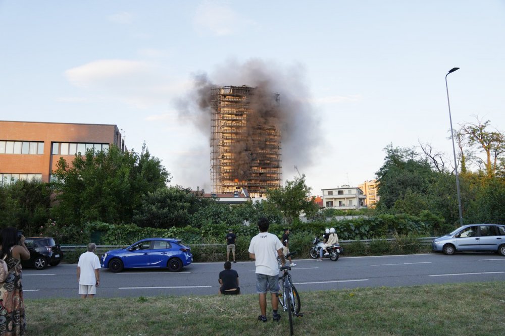 Un bloc de 20 de etaje din Milano a luat foc - unblocde20deetaje-1630332616.jpg